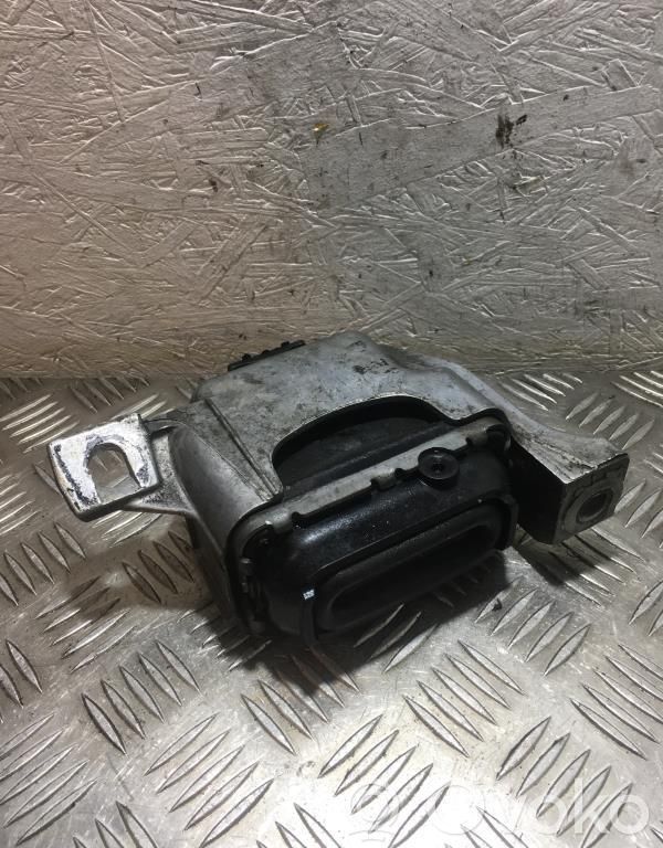Engine mount bracket   22116778645