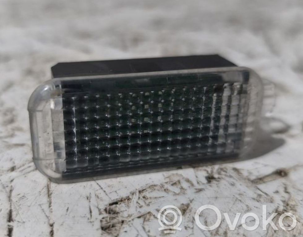 Audi A4 S4 B9 Luz interna puerta trasera 