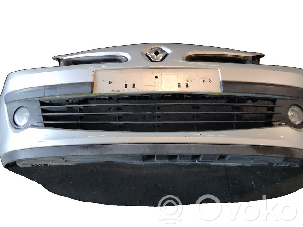 Renault Clio III Parachoques delantero 