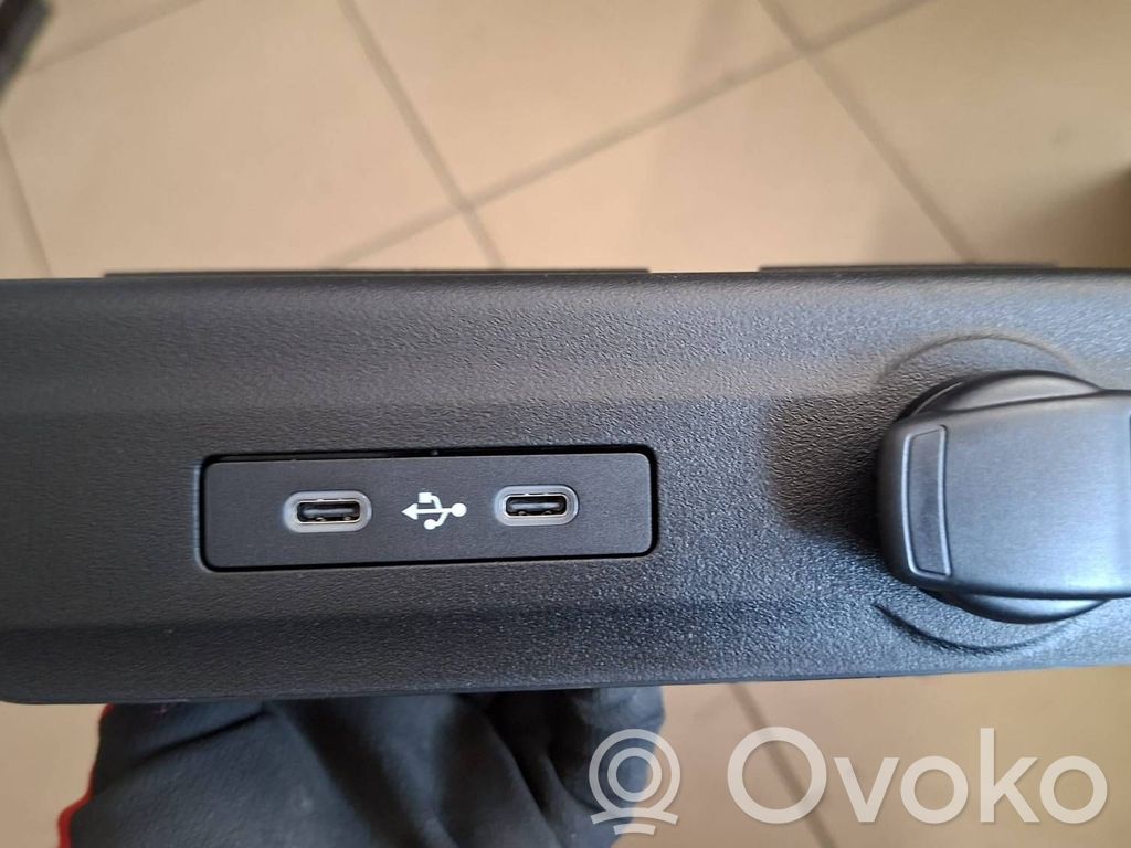 Dacia Bigster R1310 Enchufe conector USB 