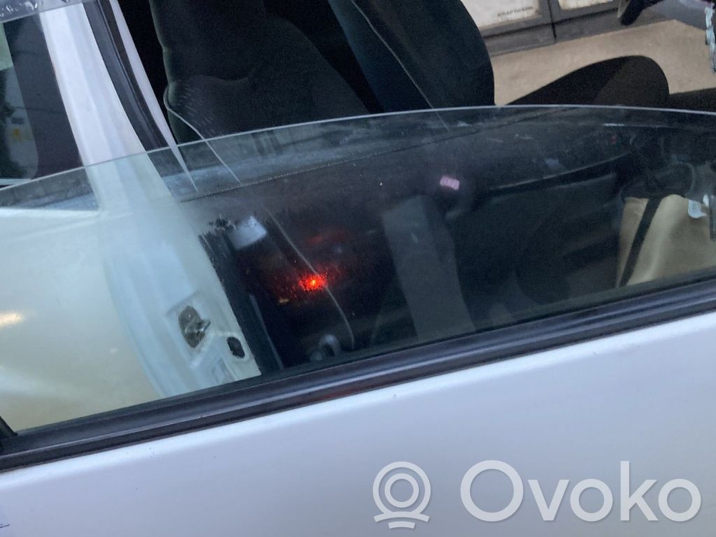 Peugeot 107 Szyba drzwi przednich 