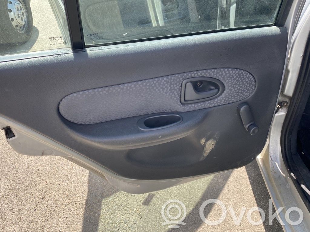 Renault Clio II Takaoven verhoilu 