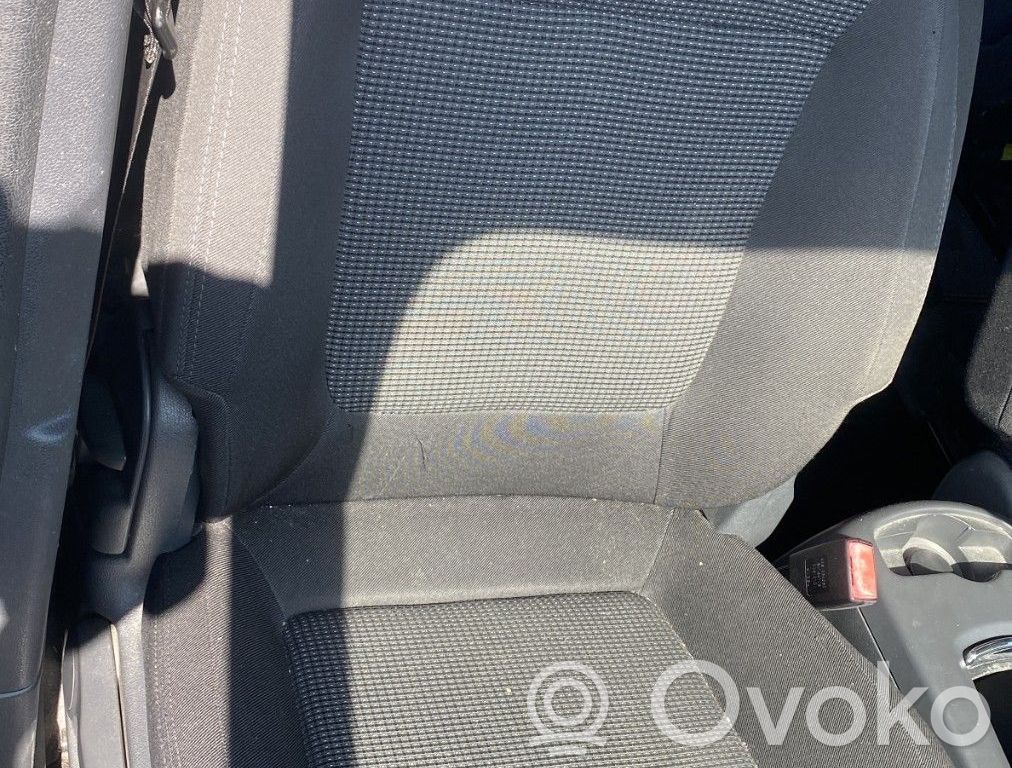 Peugeot 5008 Etumatkustajan istuin 
