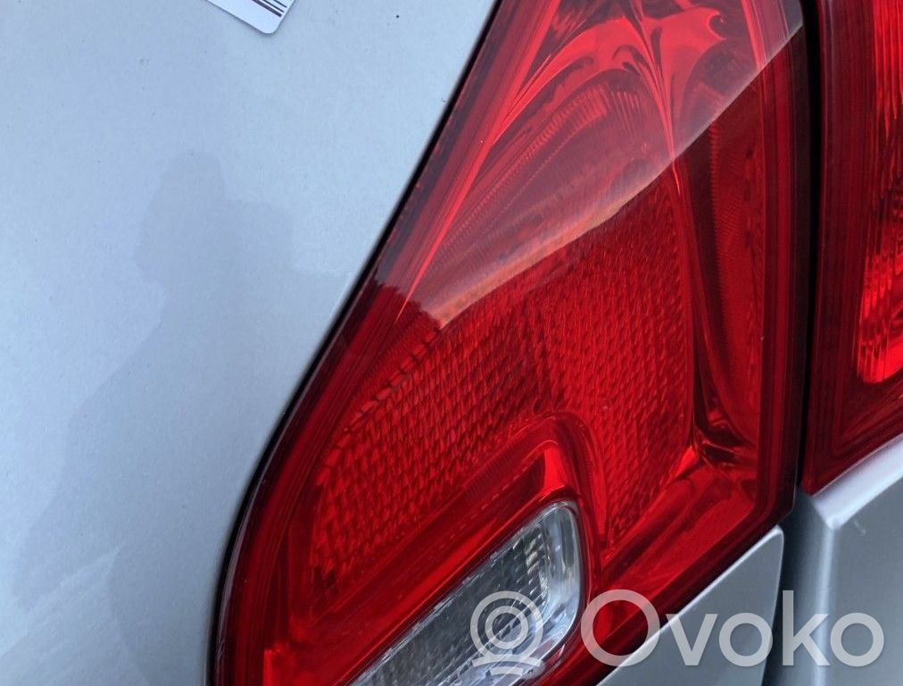 Opel Astra J Luci posteriori del portellone del bagagliaio 