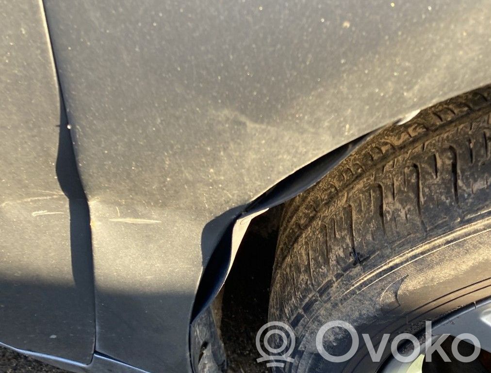 Toyota Avensis T270 Błotnik przedni 