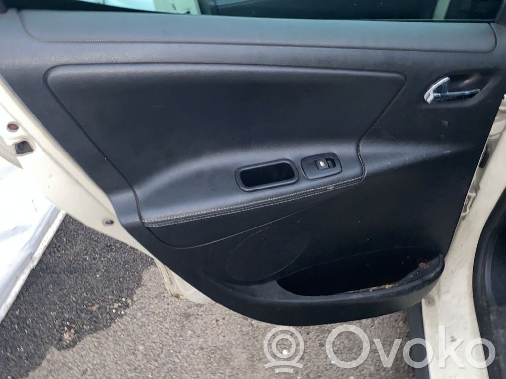 Peugeot 207 Takaoven verhoilu