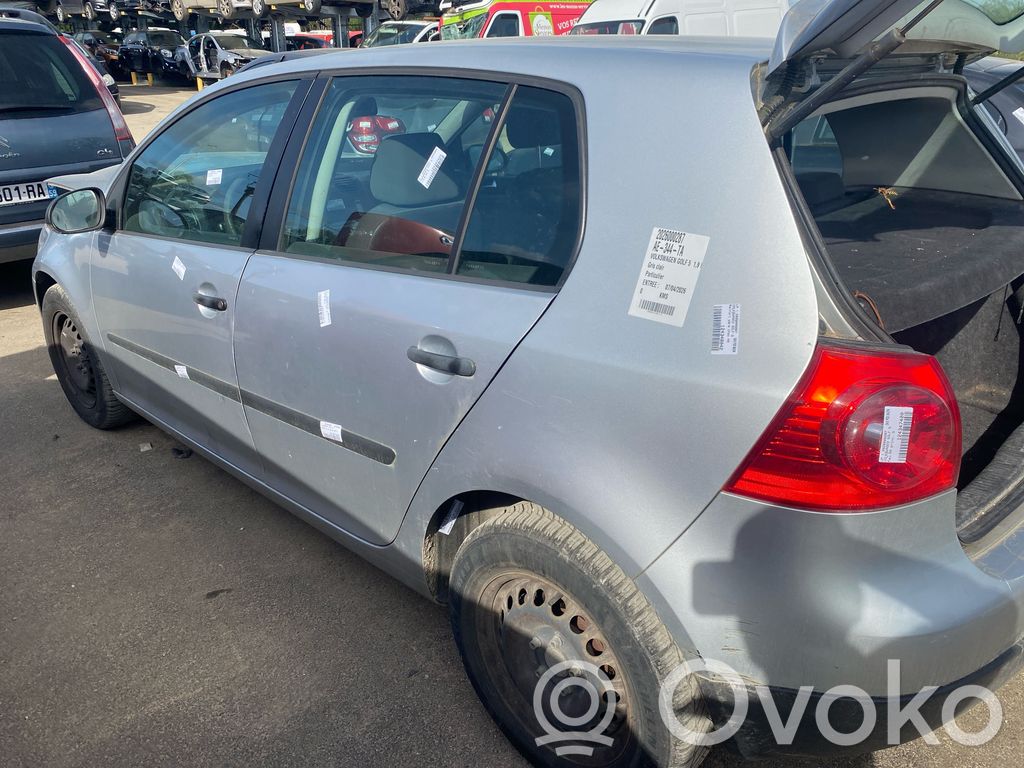 Volkswagen Golf V Takakulmapaneeli 