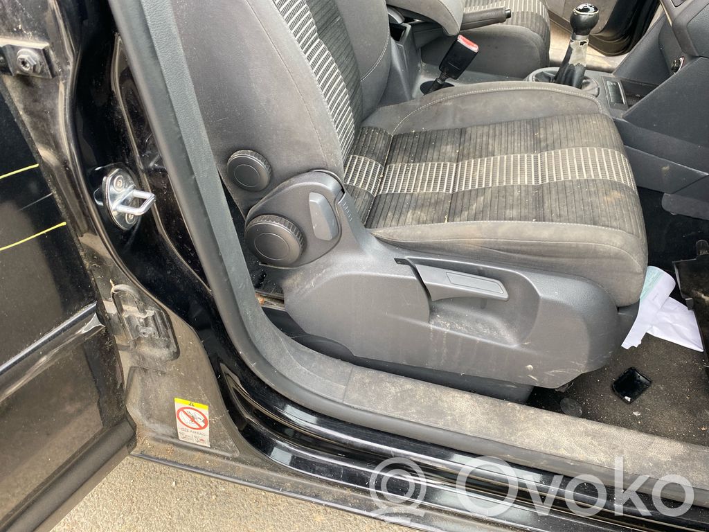 Volkswagen Touran I Etumatkustajan istuin