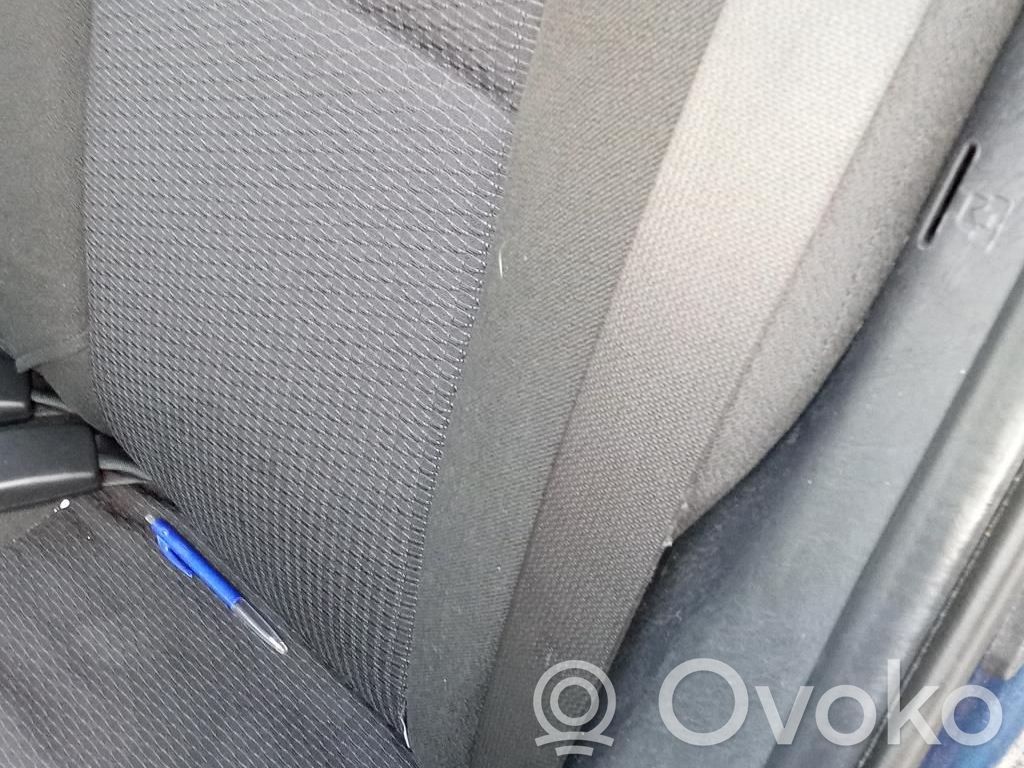 Toyota Corolla E120 E130 Cinturón trasero 