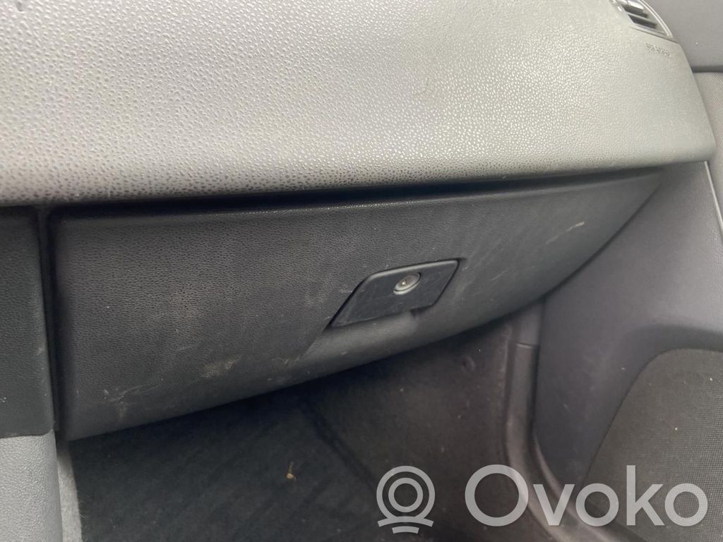Volvo V50 Juego guantera 