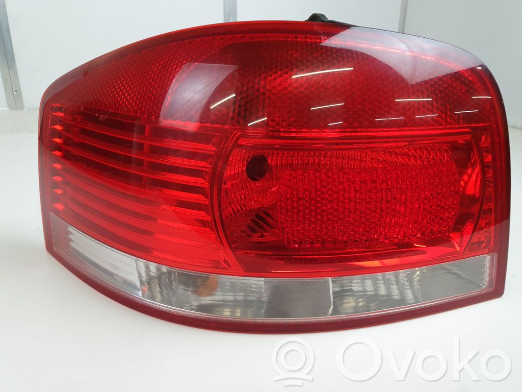 Rear/tail lights   8P0945095A