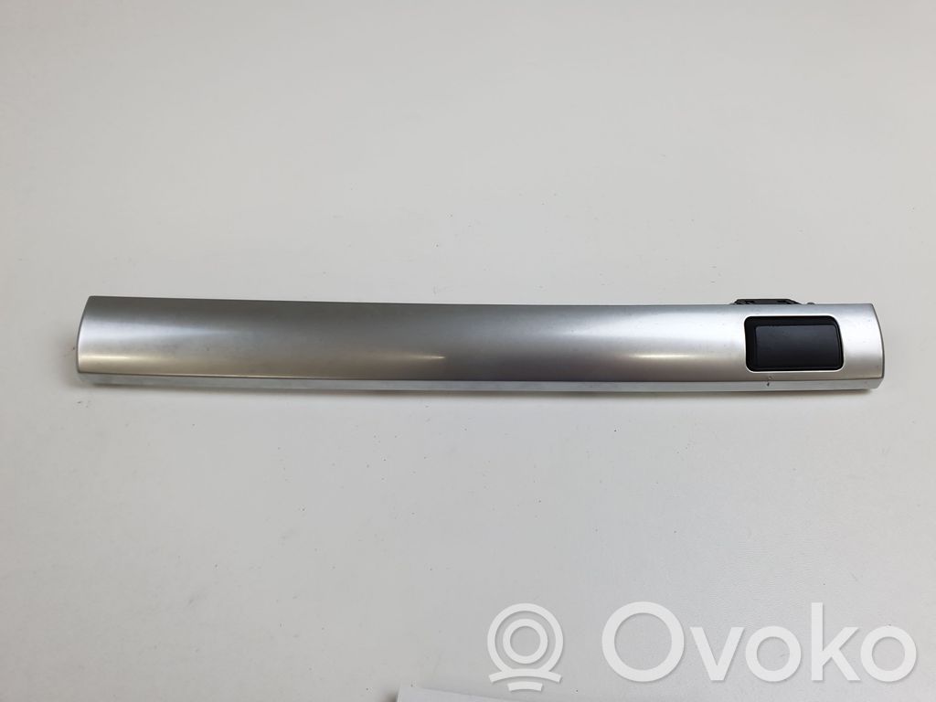 BMW X5 E70 Kojelaudan hansikaslokeron lista 