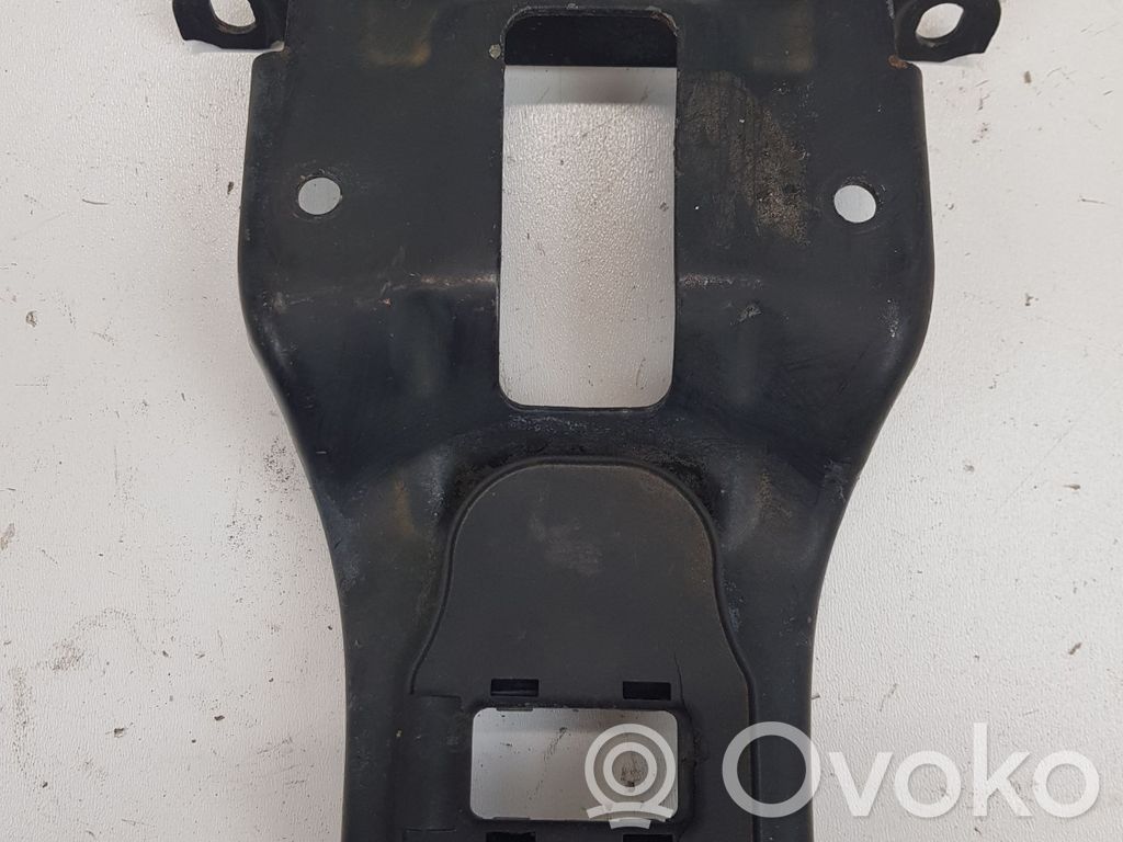 BMW 1 E82 E88 Kita variklio skyriaus detalė 