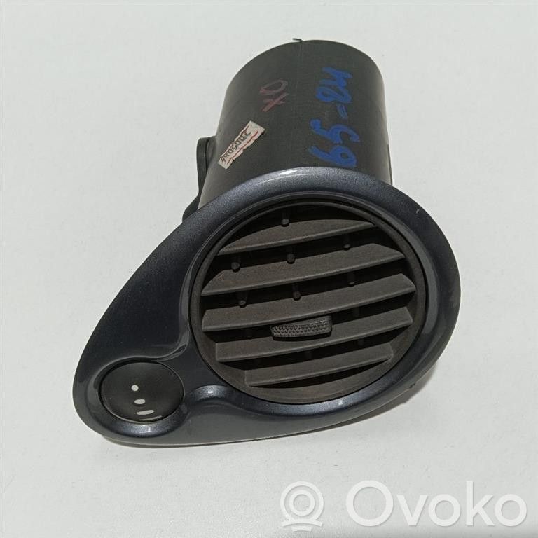 Renault Clio III Moldura protectora de la rejilla de ventilación lateral del panel 