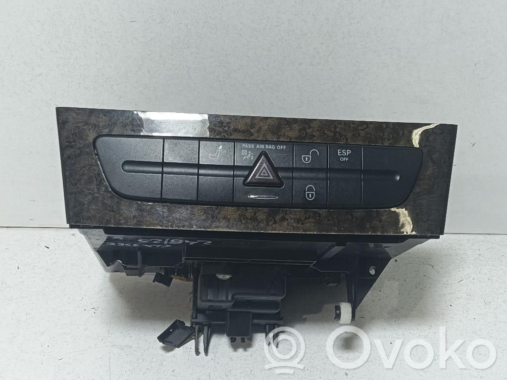 Mercedes-Benz E W211 Hazard light switch 