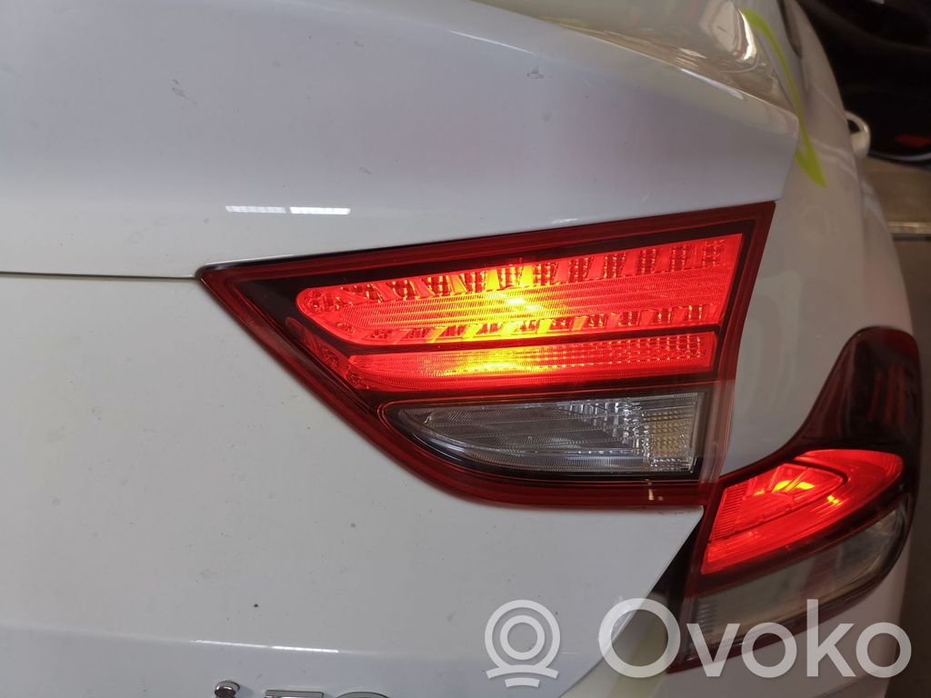 Hyundai i30 Aizmugurējais lukturis pārsegā 