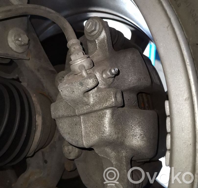 Opel Corsa D Zacisk hamulcowy przedni