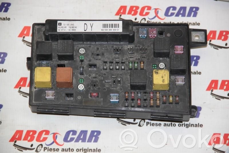 Opel Zafira B Juego de caja de fusibles 