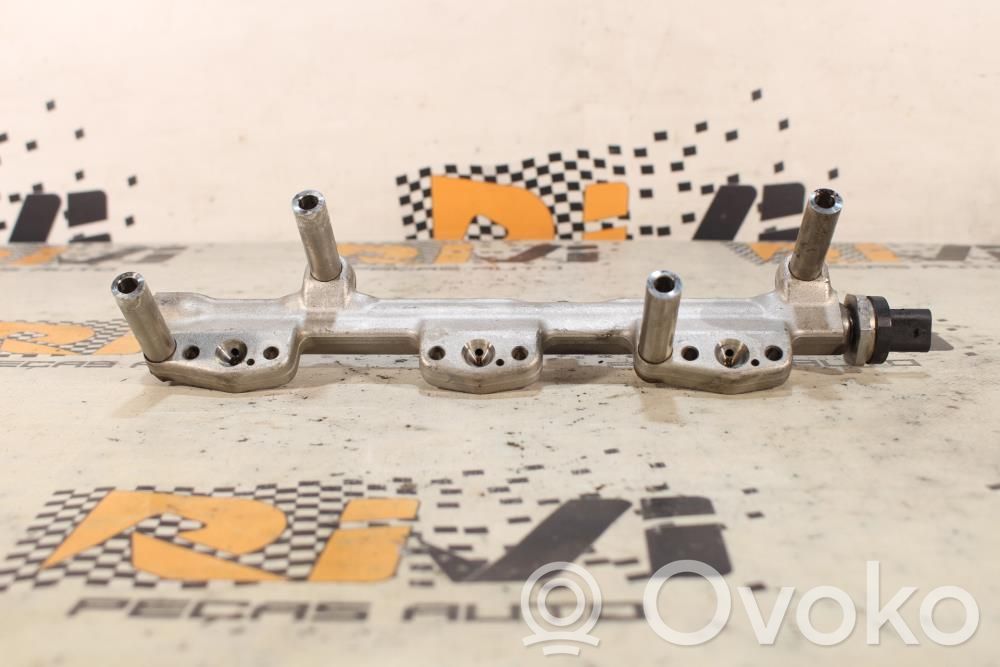 BMW 1 F20 F21 Listwa wtryskowa 