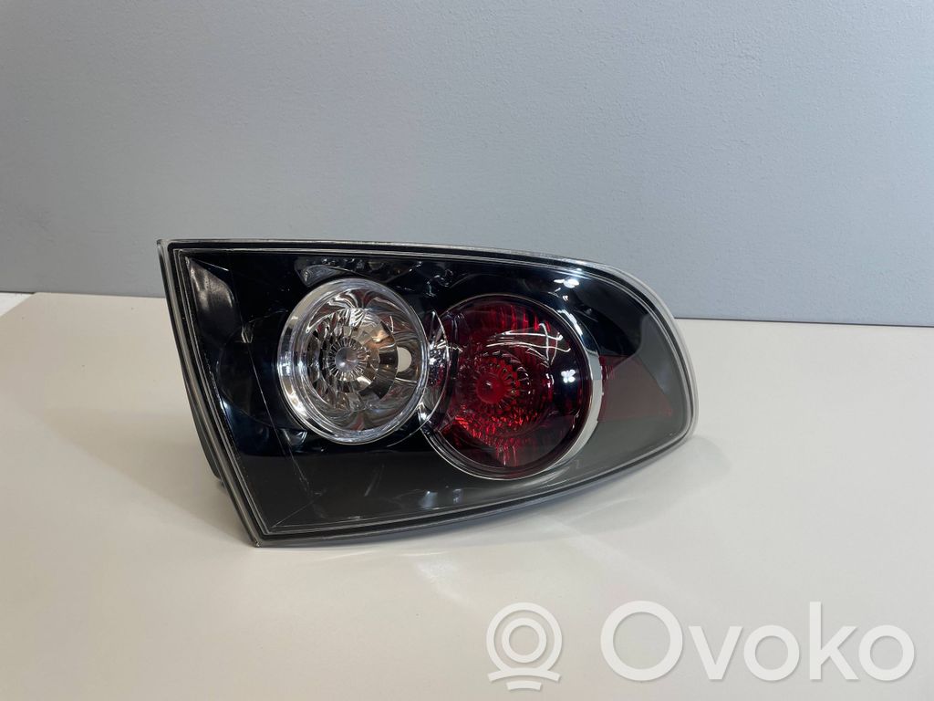 Mazda 3 I Aizmugurējais lukturis virsbūvē 