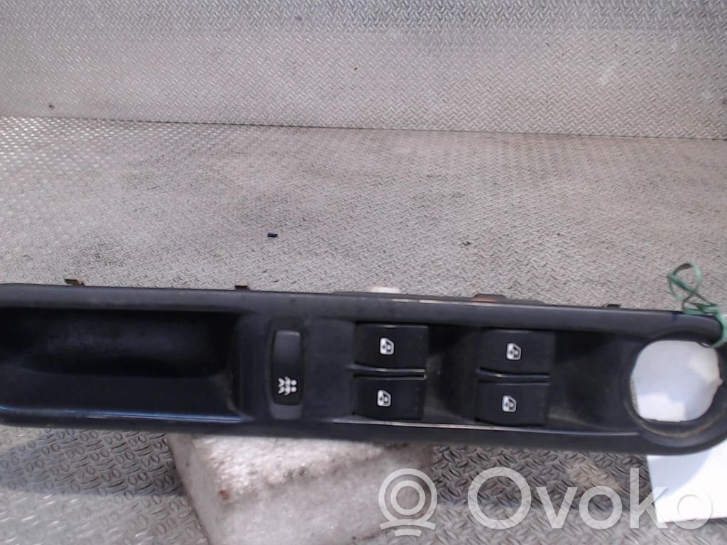 Electric window control switch   8200017972