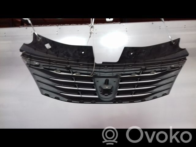 Dacia Logan II Front bumper upper radiator grill 