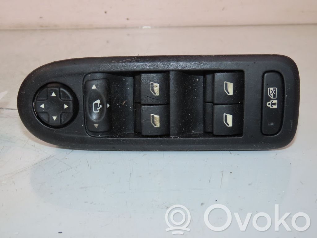 Electric window control switch   6490Y6
