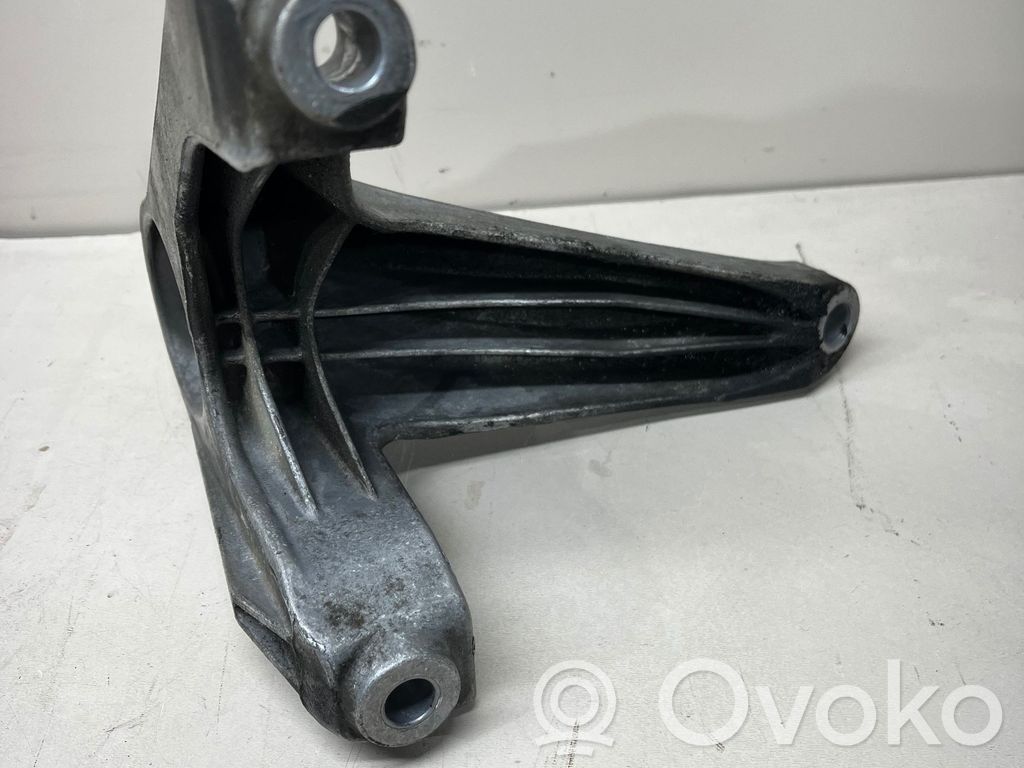 Audi Q7 4L Engine mounting bracket 