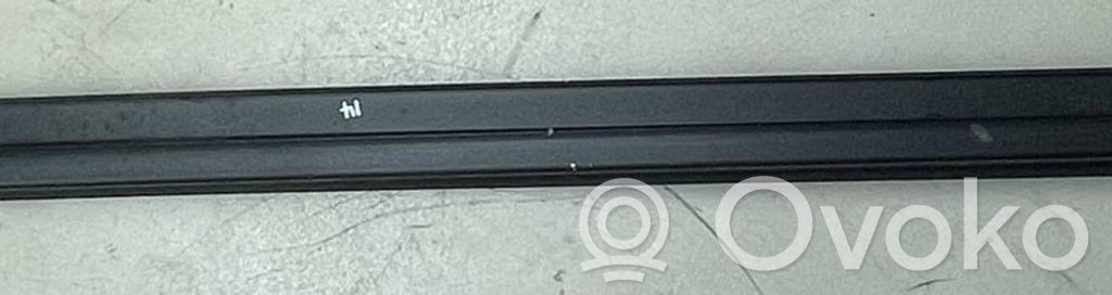 Chrysler Pacifica Priekinių durų stiklo apdaila 