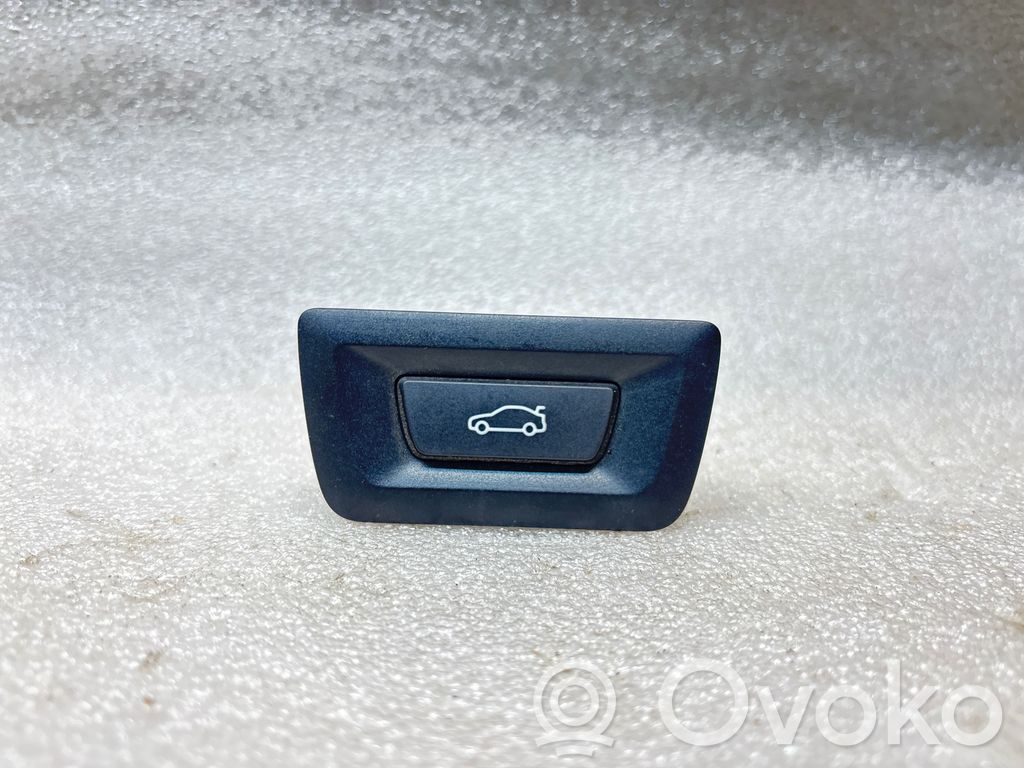BMW i4 Tailgate opening switch 