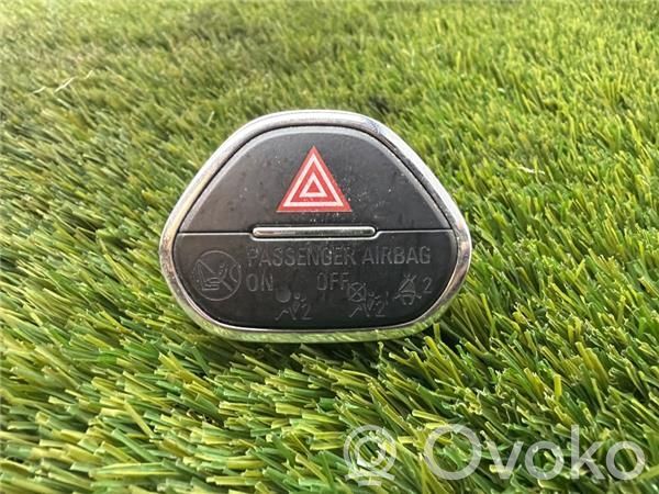 Opel Corsa E Botón interruptor de luz de peligro 