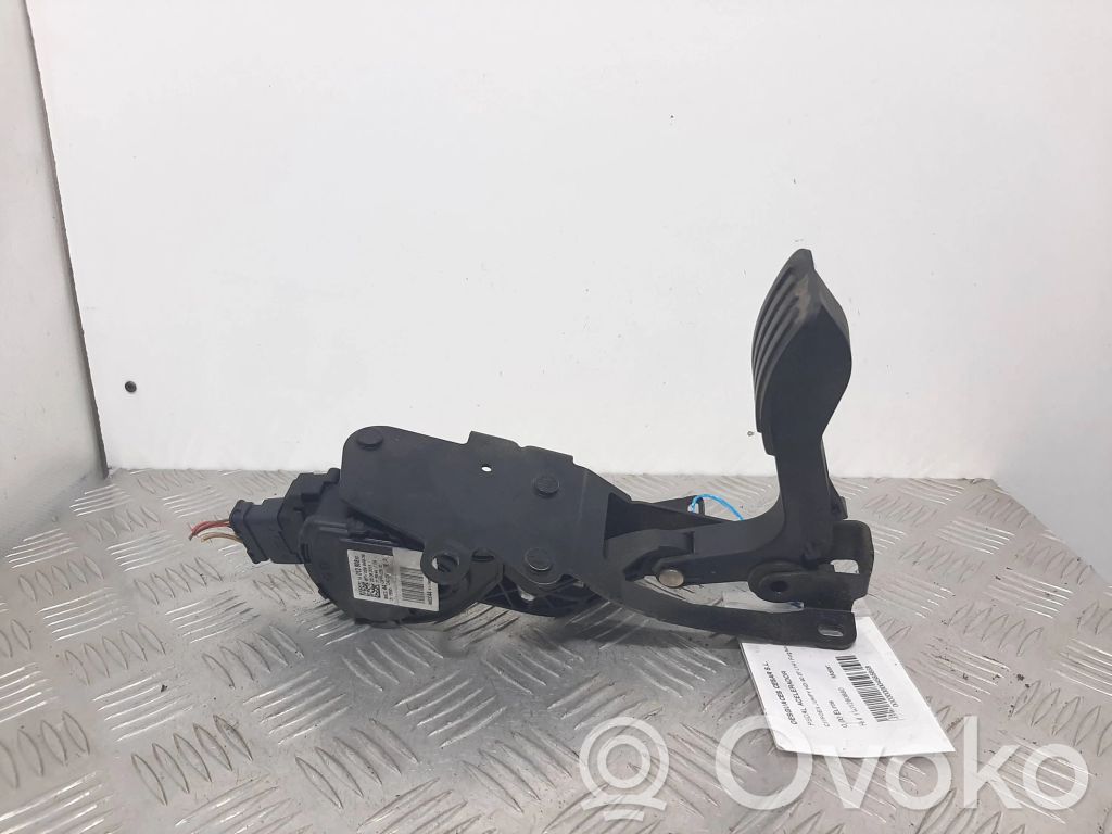 Accelerator throttle pedal