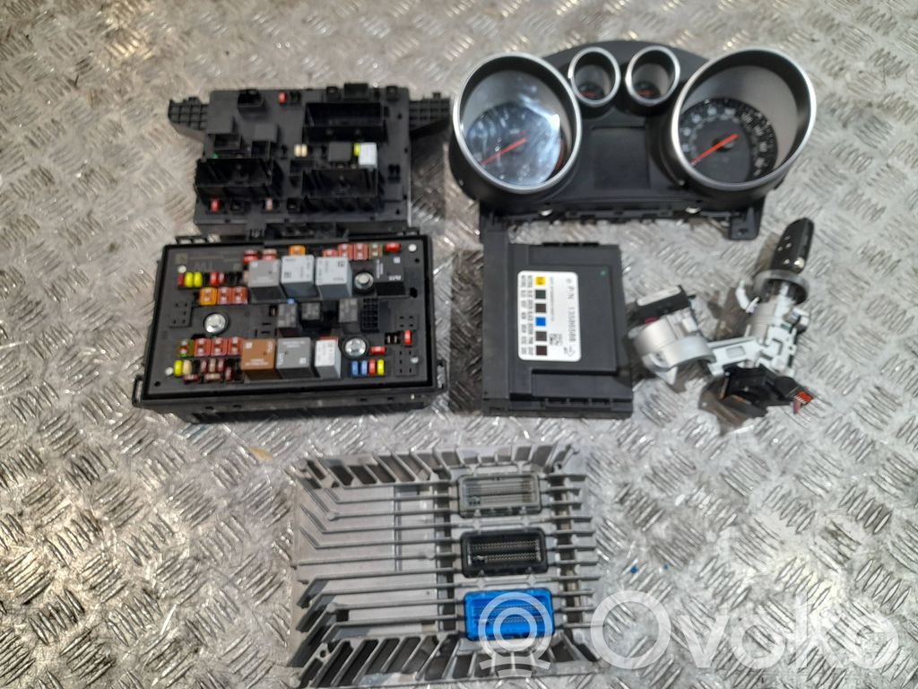 Vauxhall Astra J Engine ECU kit and lock set 