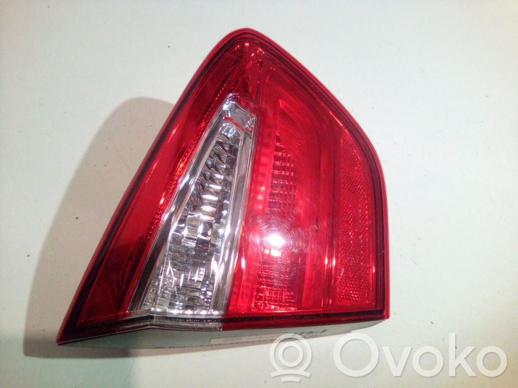 KIA Rio Galinis žibintas dangtyje 