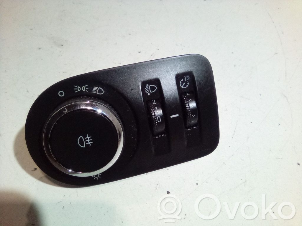 Light switch   13470446