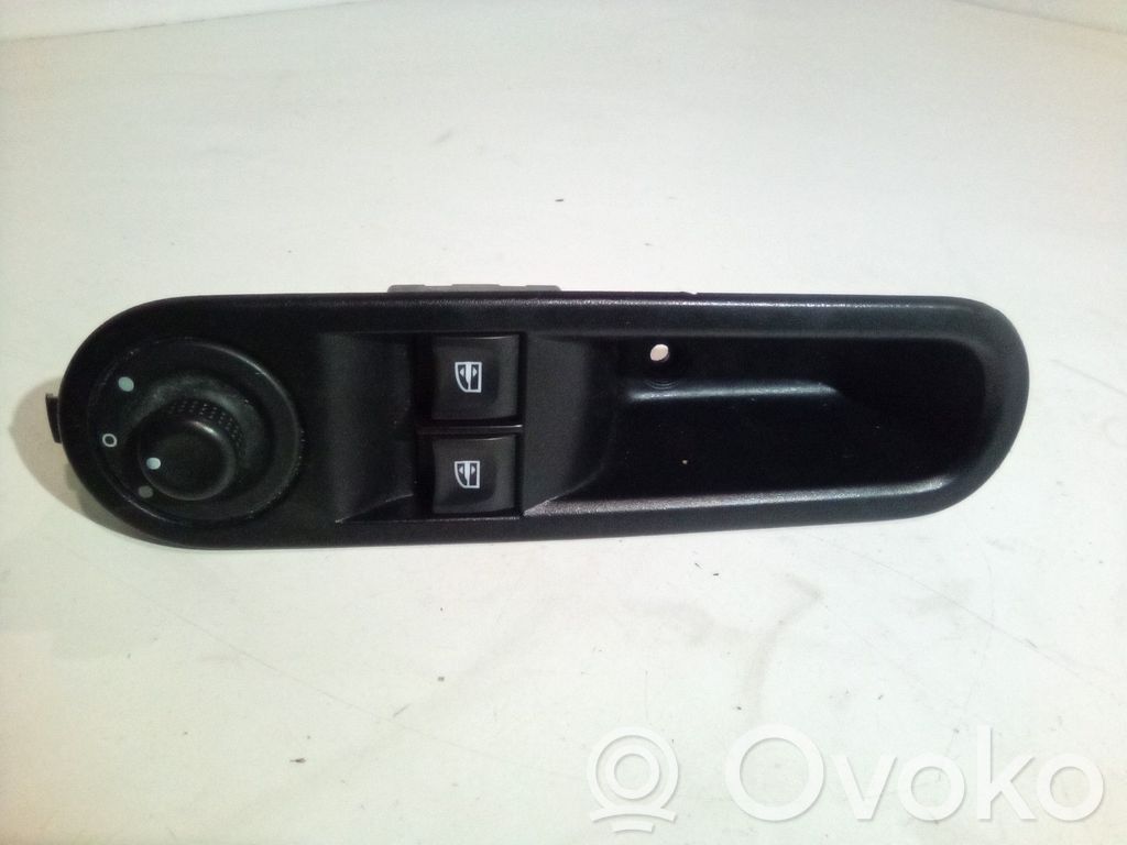 Renault Twingo III Electric window control switch 