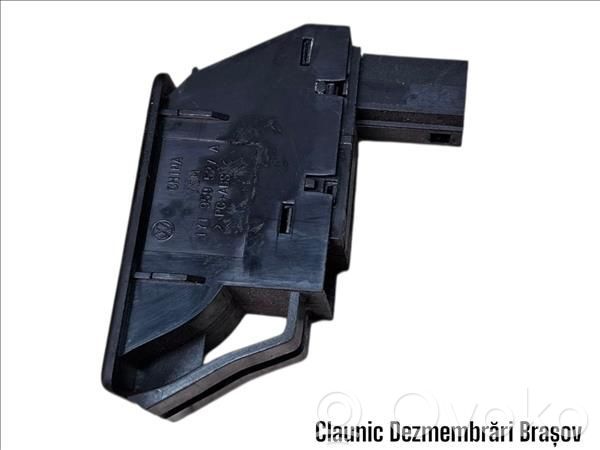 Volkswagen Jetta VI Przycisk otwierania klapy bagażnika 