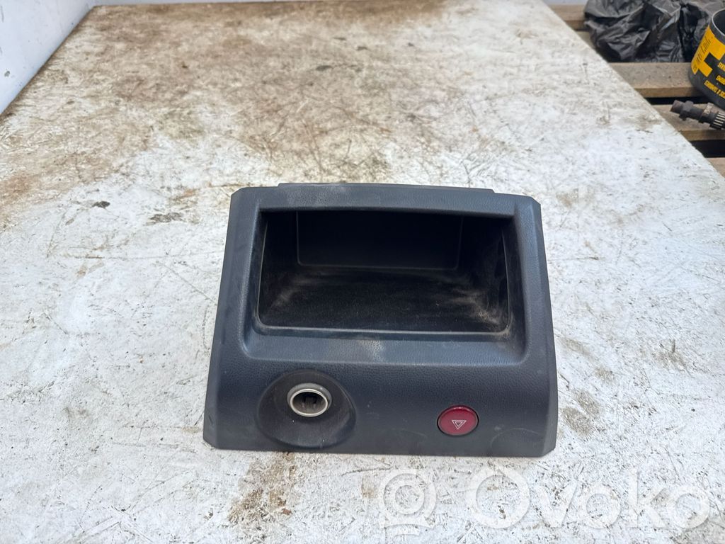 Mitsubishi Outlander Botón interruptor de luz de peligro 