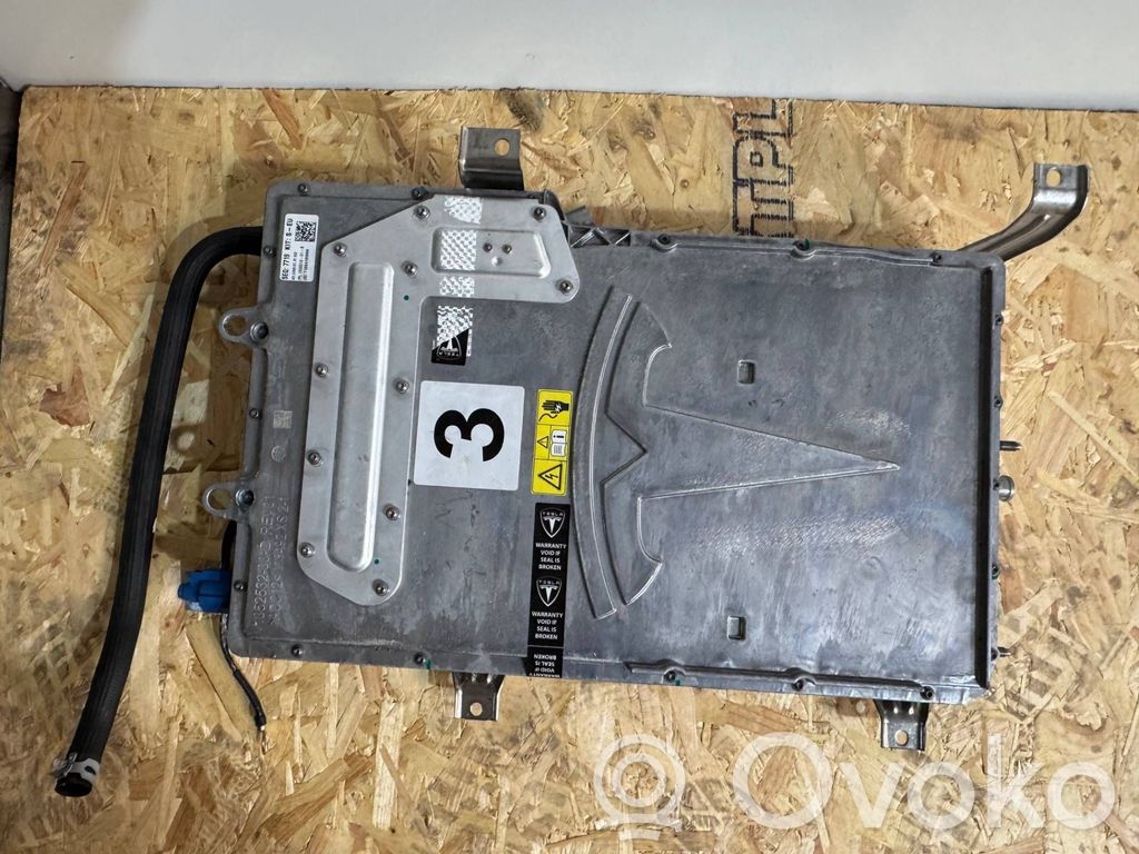 Inversor/convertidor de voltaje   106651001B
