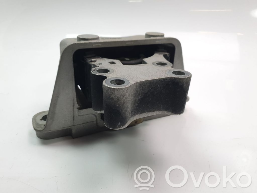 Volvo XC90 Engine mount bracket 