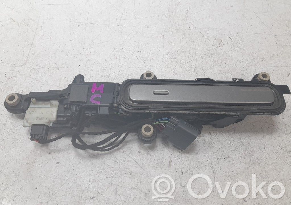 Manecilla externa puerta trasera   J8A226601AC