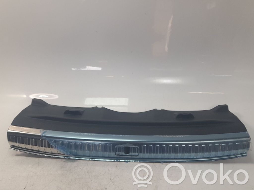 Audi Q3 F3 Moldura inferior 