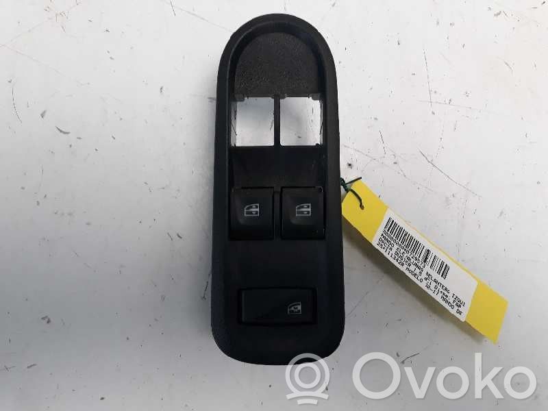 Dacia Duster Oroch Interruptor del elevalunas eléctrico 