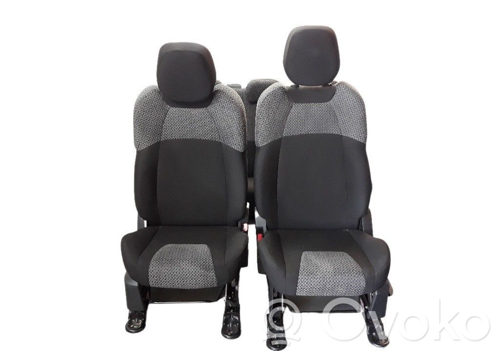 Mahindra KUV100 Set scaune 