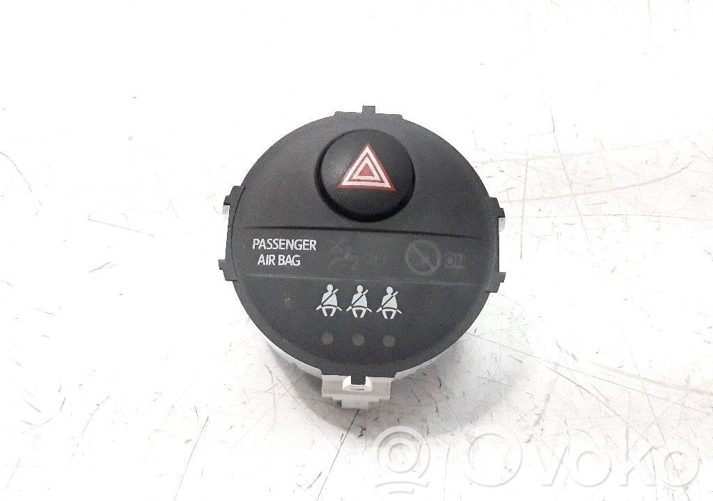 Toyota Yaris Interruttore luci di emergenza