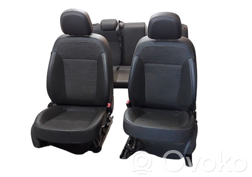 Opel Astra J Istuinsarja 