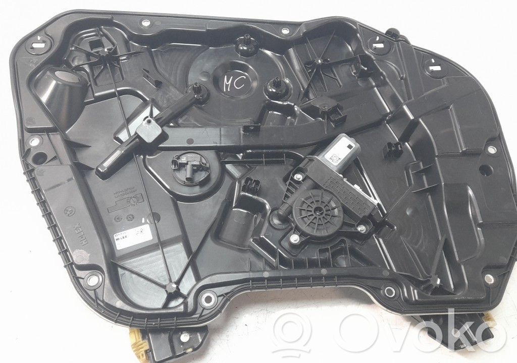 BMW 1 F40 Manualny podnośnik szyby drzwi przednich 