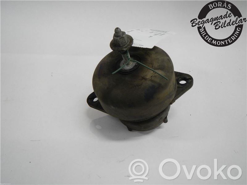 Engine mounting bracket