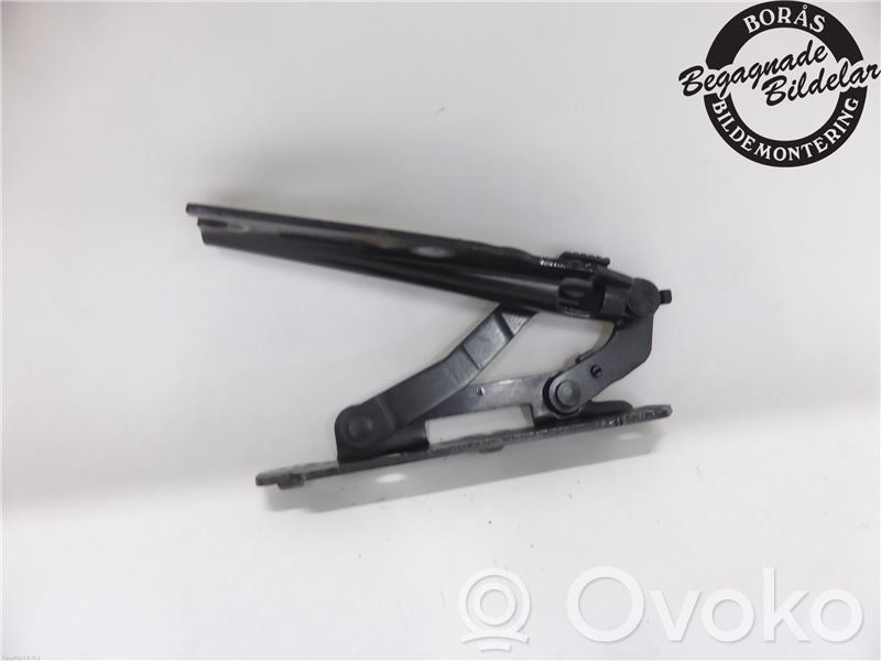 Engine bonnet/hood hinges
