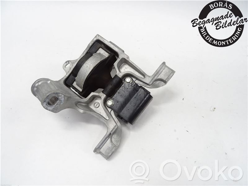 Engine mounting bracket   DH3V3906Y